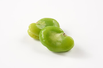 ソラマメを白背景で