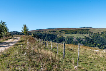 Fototapeta na wymiar Superbe paysage avec vue sur une vallée glaciaire au bord du chemin de randonnée du signal du Luguet en Auvergne