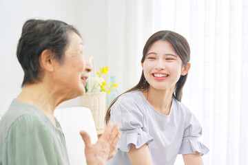 孫と祖母　会話　リビング