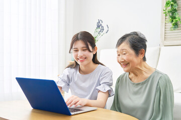 孫と祖母　パソコン　リビング