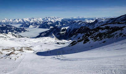 Fototapeta na wymiar View from Kitsteinhorn on the ski slope and the Zell am See valley in the Austrian Alps 