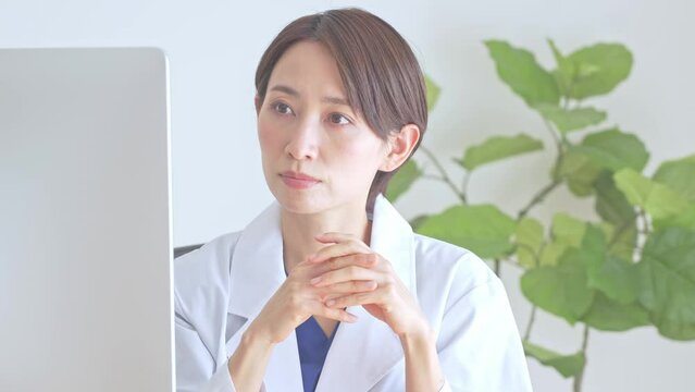 PCを見て考える日本人女性