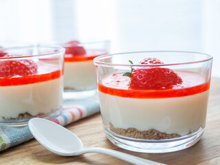 グラスの中のストロベリー・レアチーズケーキ