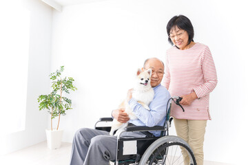 介護をする高齢の夫婦
