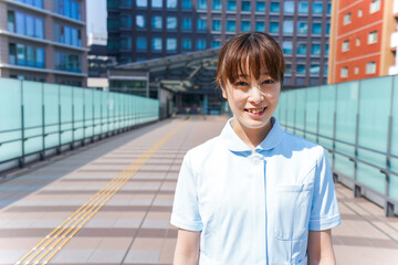 外を歩く看護師