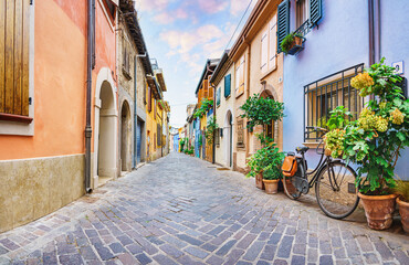 Rue étroite du village de pêcheurs de San Guiliano avec ses maisons colorées et un vélo tôt le matin à Rimini, Italie