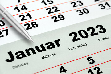 Deutscher Kalender Januar 2023 und Dezember 2022 mit Kugelschreiber
