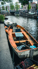 Fototapeta na wymiar Boot im Kanal in Amsterdam