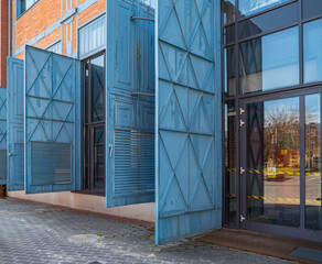 Łódź, muzeum elektrociepłowni. Budynki, architektura, duże drzwi © Anna Korpak