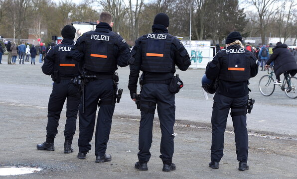 Polizisten in schwarzer Uniform bei einem Einsatz