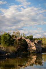 Fototapeta premium Ruinas de una puente antiguo de piedra en el río Palancia, en la provincia de Valencia. Comunidad Valenciana. España. Europa