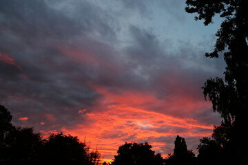 Dramatischer Sonnenuntergang in Hamburg im Herbst