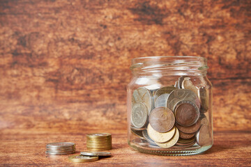 monety w słoiku 