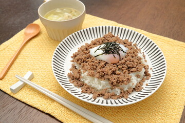 そぼろ丼と卵スープ