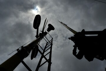 踏切の信号機と遮断機を下から見上げる
