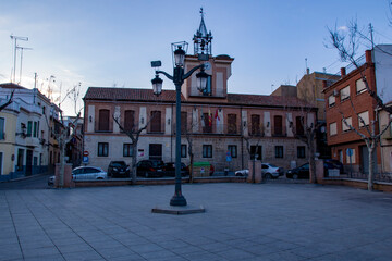 Naklejka premium Plaza Constitución, Ayuntamiento, Navahermosa, Toledo, Montes de Toledo, Castilla la Mancha, España
