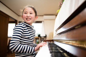 ピアノを弾く少女 © hakase420