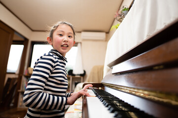 ピアノを弾く少女