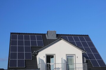 Solaranlage auf dem Dach, steigende Energiepreise