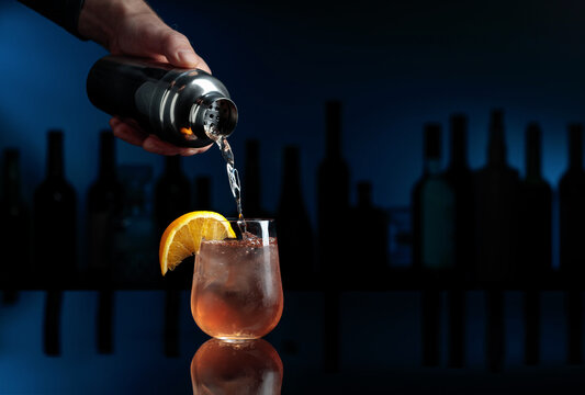 Cocktail "Great Gatsby" with orange slice.