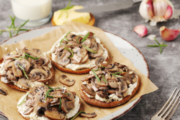 Open sandwiches with grilled mushrooms	