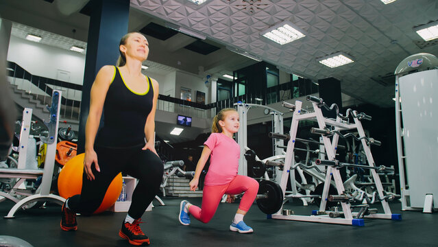  picture family nudism gym Family Gym」の写真素材 | 48,656件の無料イラスト画像 | Adobe Stock