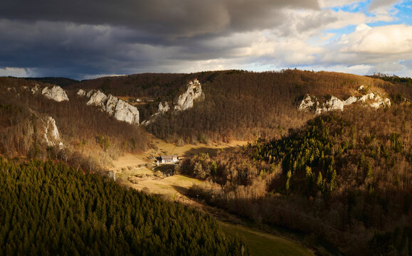 Obere Donautal mit Blick auf Schloss Bronnen
