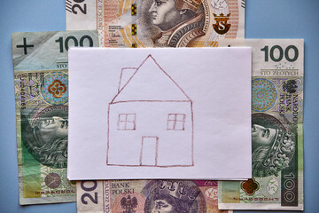 rysunek domu i polskie banknoty ,kredyt hipoteczny ,koncepcja 