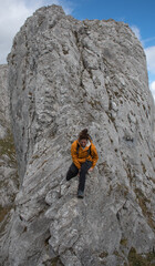 chica en la montaña