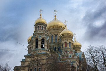 Obraz premium Close up of golden domes of The St. Nicholas Naval Cathedral in Karosta, Liepaja at winter. Russian Orthodox cathedral.