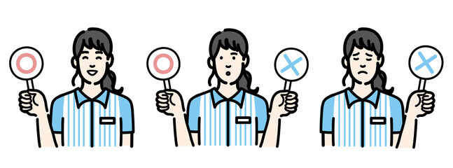 マルバツの札を持っているコンビニ店員の若い女性のセット
