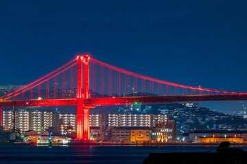 Obraz premium 若戸大橋と洞海湾の夜景