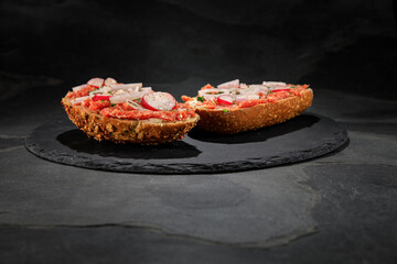 Mettbrötchen mit Zwiebeln aus Deutschland