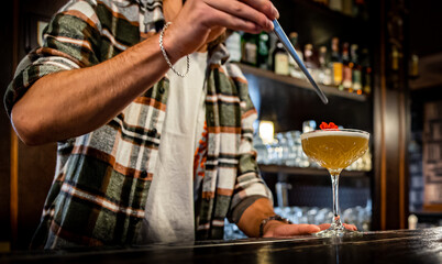 man hand bartender making cocktail on the bar counter