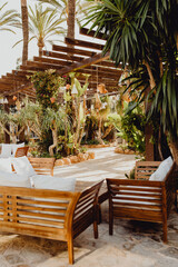 Le salon extérieur de l'hôtel sur l'île