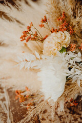 Le bouquet sauvage et bohème de la mariée © lorabarra