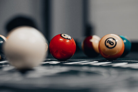 Palos De Cue Y Bolas De Billar En Una Mesa De Billar Roja Imagen de archivo  - Imagen de novato, bola: 220352429