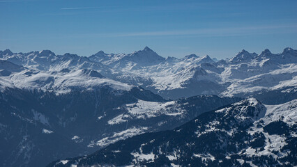 Fototapeta na wymiar Alpenpanorama im Winter mit Blick über das Tal