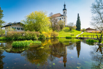 Kirche in Breitbrunn am Chiemsee im Frühling