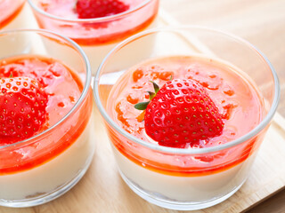 グラスの中のストロベリー・レアチーズケーキ