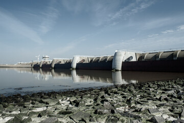Blick auf das Eidersperrwerk an der Nordsee