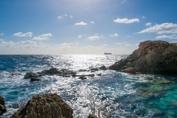 Sun shining on Għar Lapsi bay