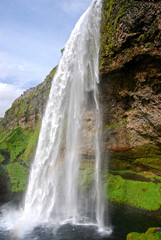 Obraz premium La potenza della cascata di Seljalandsfoss in Islanda