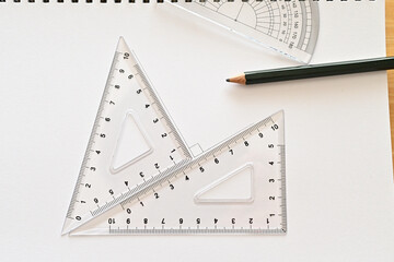 直角を描いた定規と鉛筆