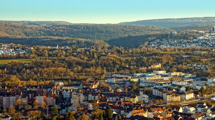 weiter Panoramablick vom hohen Wallberg über Stadt und Häuser von Pforzheim unter blauem Himmel