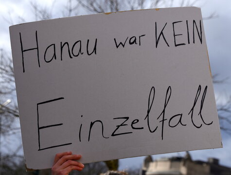 Transparent auf einer Demo: "Hanau war kein Einzelfall"