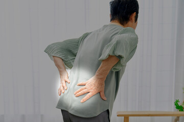 腰が痛い高齢女性　リビング - obrazy, fototapety, plakaty
