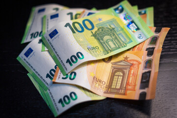 Pieniądze, tło w banknotach euro. Pieniądze rozrzucone na biurku. Fotografia dla koncepcji finansów i gospodarki. Banknoty  euro.. - obrazy, fototapety, plakaty