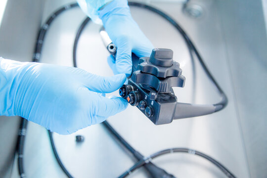 Mycie i sterylizacja endoskopu po badaniu gastroskopii. Procedura czyszczenia sprzętu medycznego.