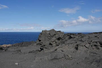 Fototapeta na wymiar Schwarzer Felsen an Küste auf Gran Canaria